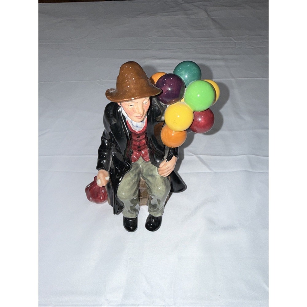 Vintage Royal Doulton "The Balloon Man" Figurine HN 1954 in Excellent Condition!